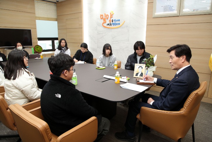 20250212 밀양시장과 함께하는 청소년 행복 티타임 (11).JPG